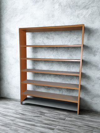 Estantería de madera marrón