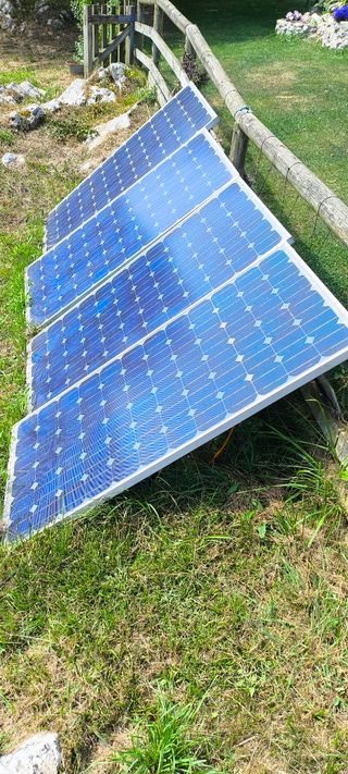 Paneles solares de 705W en total