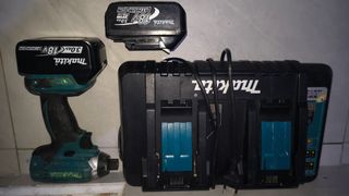 Makita: Taladro tornillos + 2 baterías