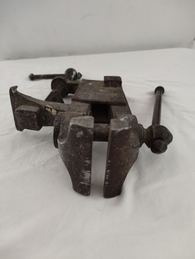 Sujetador de piezas antiguo de metal