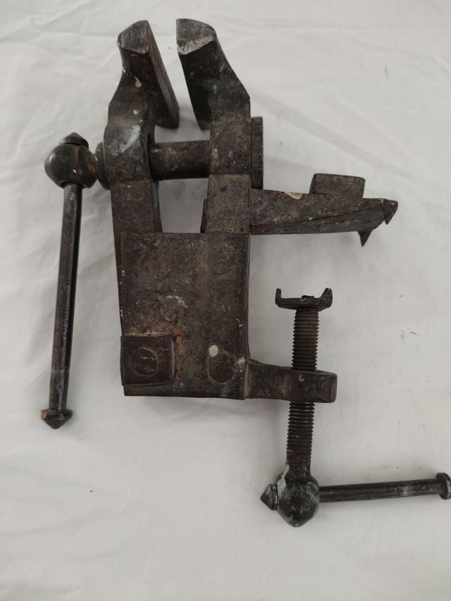 Sujetador de piezas antiguo de metal