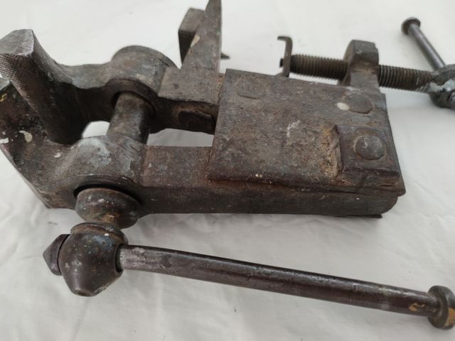 Sujetador de piezas antiguo de metal