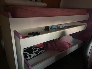 Literas infantiles blancas y moradas