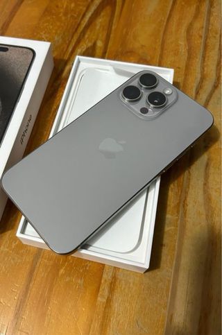 iPhone 15 Pro Max Gris - Plata bateria 100%