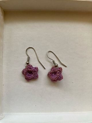 Pendientes morados artesanales