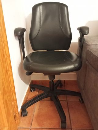 Silla escritorio negra piel sintética