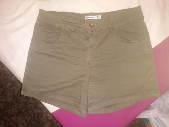 Shorts Stradivarius verde oliva talla S