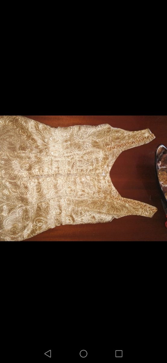 Vestido dorado mujer