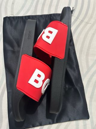 Chanclas BOSS rojas y negras, talla 42