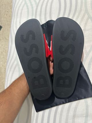 Chanclas BOSS rojas y negras, talla 42