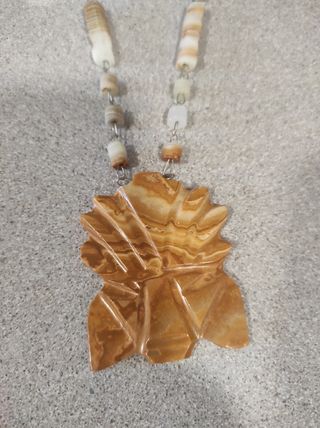 Collar de piedra tallada