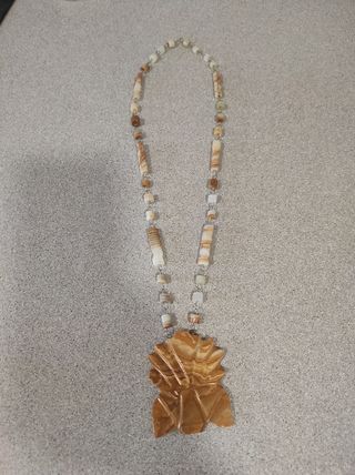Collar de piedra tallada