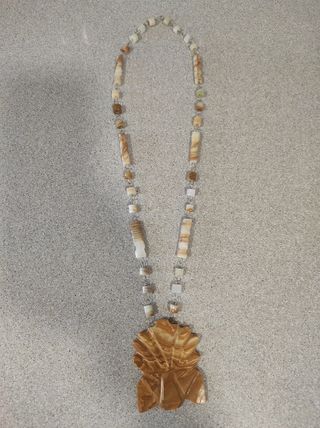 Collar de piedra tallada