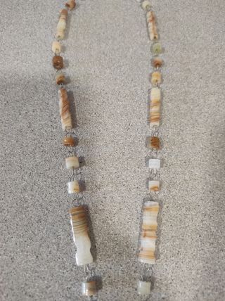 Collar de piedra tallada