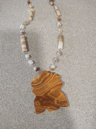 Collar de piedra tallada
