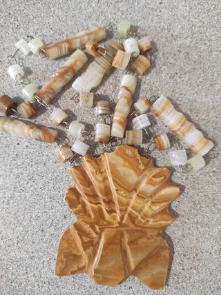 Collar de piedra tallada