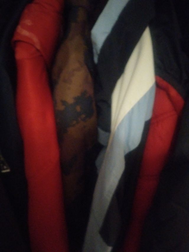 Ropa usada - Negra y Roja