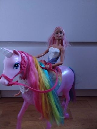 Barbie Dreamtopia Unicornio con Luz