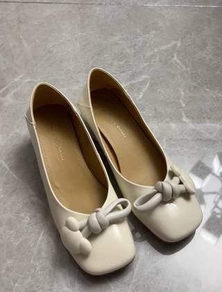 Zapatos blancos tacón bajo, punta cuadrada