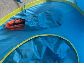 Piscina infantil con sombrilla