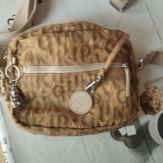 Bolso Kipling marrón beige con el mono de llavero