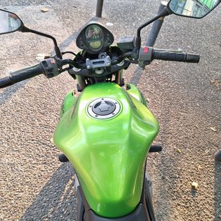 Kawasaki ER-6n - Moto Verde