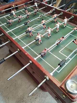 Futbolín antiguo de madera