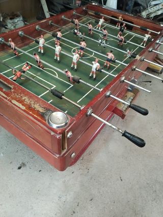 Futbolín antiguo de madera