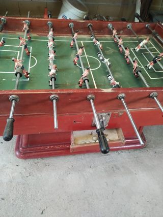 Futbolín antiguo de madera