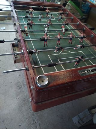 Futbolín antiguo de madera