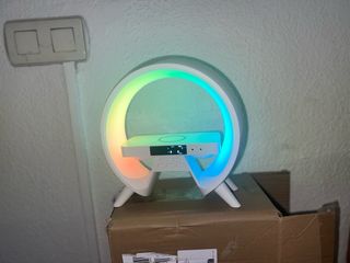 Lampara LED RGB con cargador inalámbrico