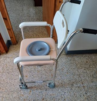Silla de inodoro con ruedas