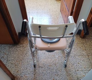 Silla de inodoro con ruedas