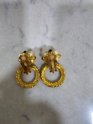 Pendientes vintage dorados y multicolor