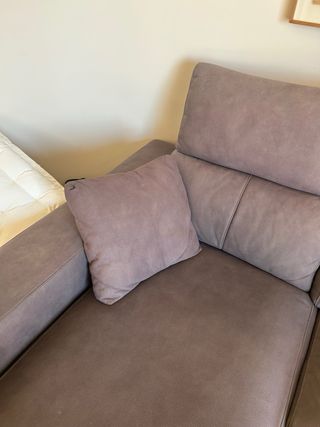 Sofá chaise longue gris + mesa + cojines