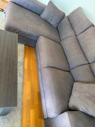 Sofá chaise longue gris + mesa + cojines