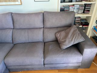 Sofá chaise longue gris + mesa + cojines