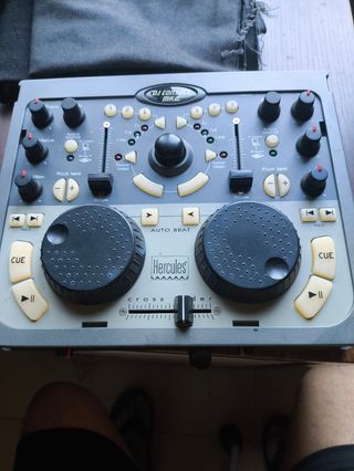Mesa mezclas Hercules MK2 DJ