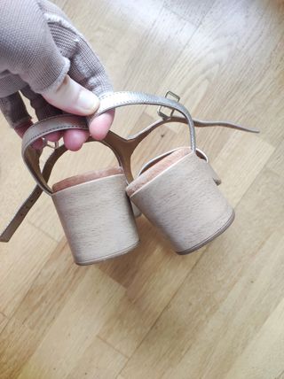 Sandalias plataforma Unisa doradas