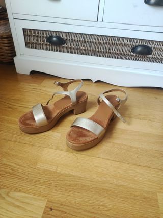 Sandalias plataforma Unisa doradas