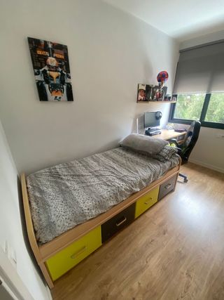 Cama y escritorio