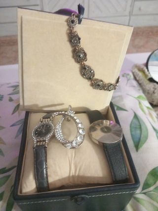 2 relojes + broche y una pulsera 
