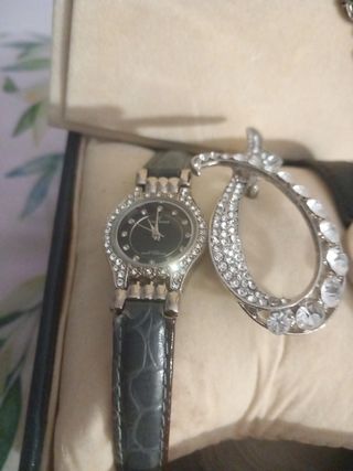 2 relojes + broche y una pulsera 