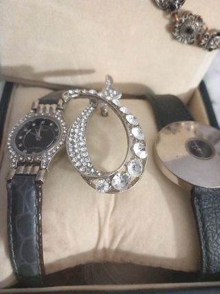 2 relojes + broche y una pulsera 