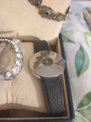 2 relojes + broche y una pulsera 