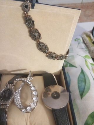 2 relojes + broche y una pulsera 