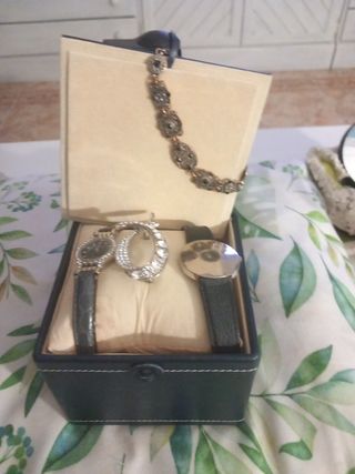2 relojes + broche y una pulsera 
