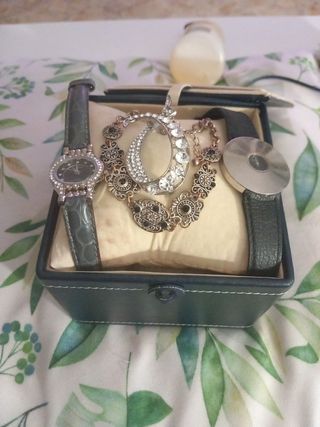 2 relojes + broche y una pulsera 