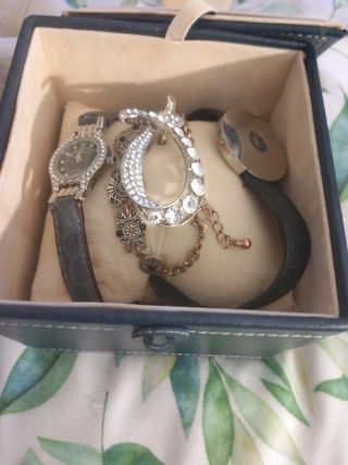 2 relojes + broche y una pulsera 