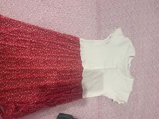 Vestido rojo y blanco con flores
11-12